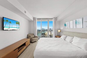 2 slaapkamers, een bureau, een strijkplank/strijkijzer, reisbedje