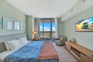 2 slaapkamers, een bureau, een strijkplank/strijkijzer, reisbedje