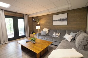 Een smart-tv, een open haard, videogames en boeken