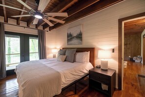 3 bedrooms, desk, iron/ironing board, travel cot - Creekside Cabin, Fire pit Escape, Cozy Hot Tub (Epworth)