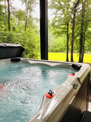Outdoor spa tub - Epworth Cabin: Hot Tub, Game Room & Waterfront Fun! (Epworth)