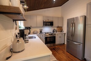 Refrigerador, microondas, horno, placa de cocina