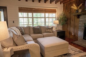 Een smart-tv, een open haard, videogames en boeken