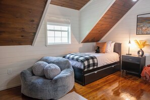 3 habitaciones, escritorio y tabla de planchar con plancha
