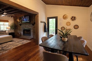 Dining - Creekside Cabin, Fire pit Escape, Cozy Hot Tub (Epworth)