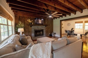 Smart TV, chimenea, videojuegos, libros