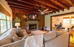 Smart TV, fireplace, video games, offices - Private Creekfront Cabin on Fightingtown Creek | Hot Tub, Game Room & Fishing (Epworth)