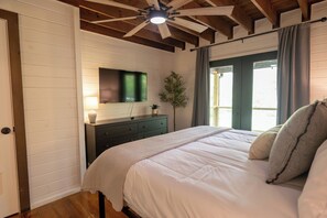 3 sovrum, skrivbord, strykjärn/strykbräda och resesäng