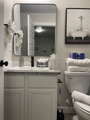 Haartrockner, Bidet, Handtücher, Seife