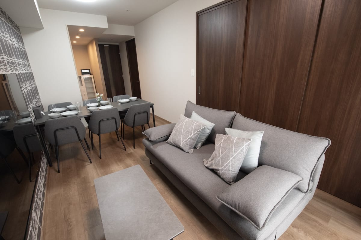 Deluxe Room, Non Smoking (Type B) | Ruang tamu | 50 inci televisyen skrin rata dengan digital 