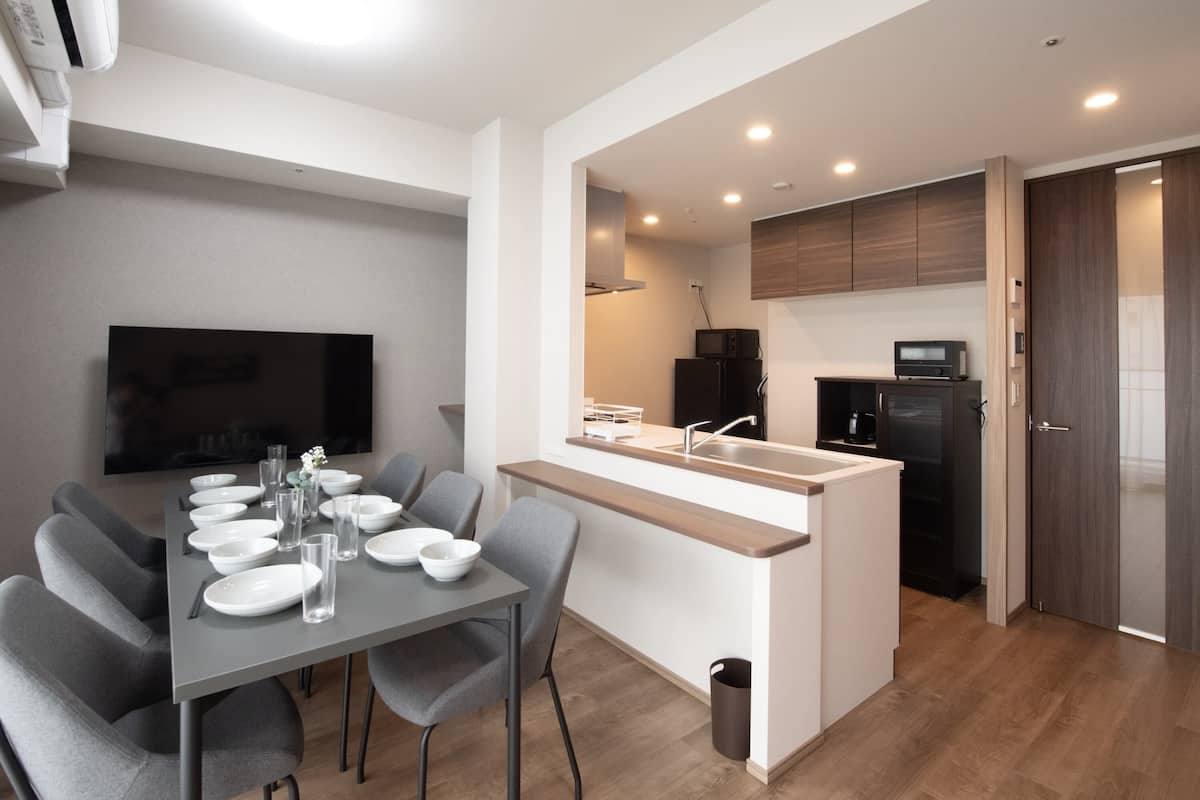 Family Suite, Non Smoking (Type A) | Ruang makan