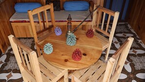 Une pièce en bois avec un lit, une table et des chaises.