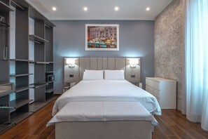 Habitación triple de lujo, vista a la ciudad | Caja de seguridad en la habitación y escritorio 