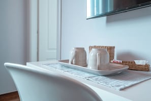 Caja de seguridad en la habitación y escritorio