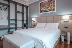 Habitación triple de lujo, vista a la ciudad | Caja de seguridad en la habitación y escritorio 