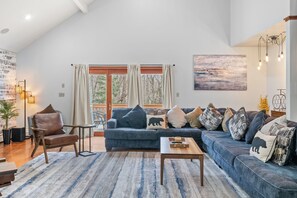 TV, fotballspill og kontorer