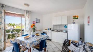 Apartment, Balcony, City View | Private kitchen | Fridge, oven, stovetop, cookware/dishes/utensils