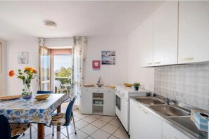 Apartment, Balcony, City View | Private kitchen