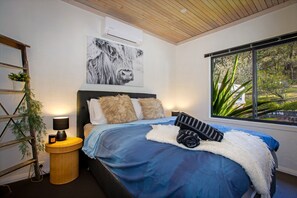 5 bedrooms, iron/ironing board, WiFi, bed sheets