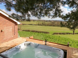 Bañera de hidromasaje al aire libre