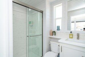 Regadera, secadora de cabello, toallas 