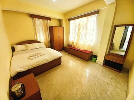 Deluxe Double Room | Desk, laptop workspace, soundproofing, bed sheets