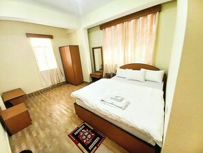 Deluxe Double Room | Meja, ruang kerja komputer riba, kalis bunyi, cadar katil 