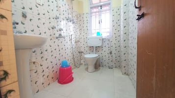 Articles de toilette de luxe, chaussons, serviettes fournies, savon