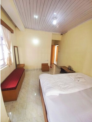 Standard Double Room | Desk, laptop workspace, soundproofing, bed sheets