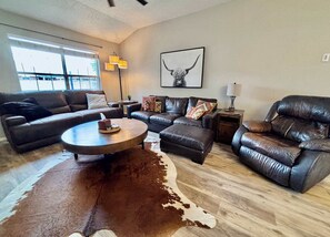 Télévision, livres, espaces bureaux