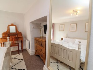 A bedroom with a bed, a dresser, a chair, a desk, and a mirror. - Magnolia View (Barnstaple)