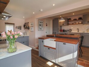 Dishwasher, cookware/dishes/utensils - Magnolia View (Barnstaple)