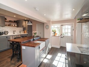 Lave-vaisselle, batterie de cuisine, vaisselle et ustensiles