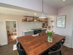 Dishwasher, cookware/dishes/utensils - Magnolia View (Barnstaple)