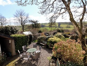 Outdoor dining - Magnolia View (Barnstaple)