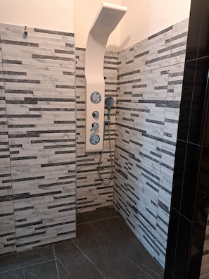 Haartrockner, Bidet, Handtücher, Seife