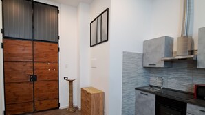 Eine moderne Küche mit Backofen, Mikrowelle und einer Dunstabzugshaube aus Edelstahl.