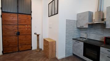 Kühlschrank, Mikrowelle, Kaffeemühle, Kochgeschirr/Geschirr/Besteck