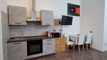 Kühlschrank, Mikrowelle, Kaffeemühle, Kochgeschirr/Geschirr/Besteck