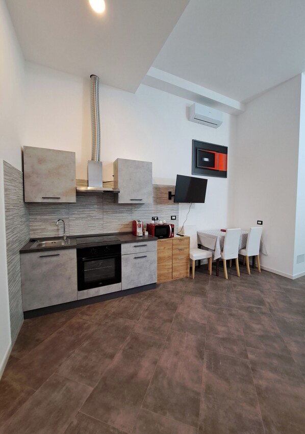 Kühlschrank, Mikrowelle, Kaffeemühle, Kochgeschirr/Geschirr/Besteck