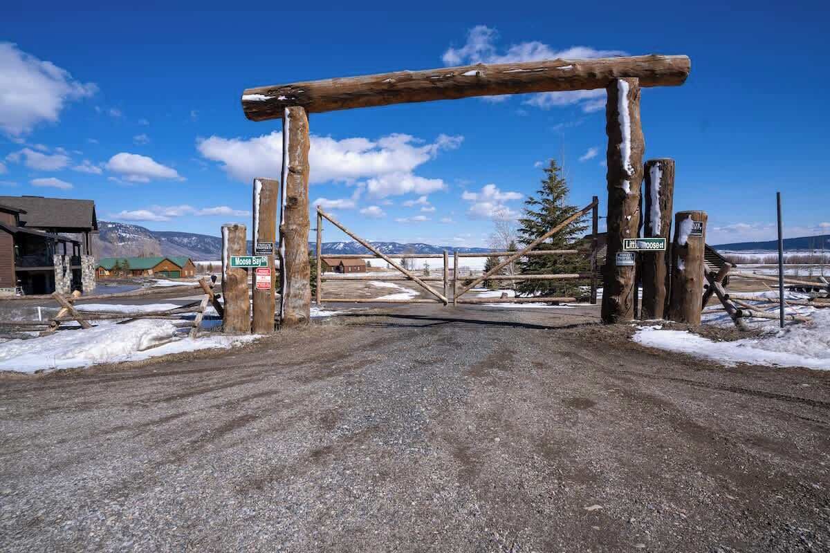 Una rústica puerta de madera con un cartel que dice "Little Goose Trail".