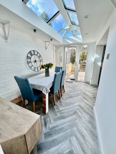 Housesleeps7-parking-garden-fireplace-beachnearby