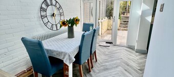 Housesleeps7-parking-garden-fireplace-beachnearby