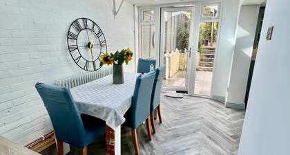 Housesleeps7-parking-garden-fireplace-beachnearby