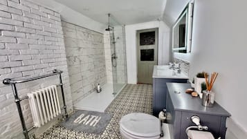 House | Bilik Mandi | Tab mandi dan pancuran berasingan, tab mandi rendaman dalam