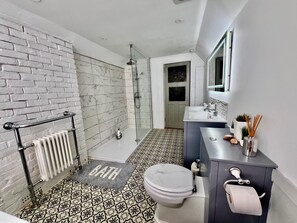 Huis | Badkamer | Een aparte badkuip en douche, een diep bad, handdoeken