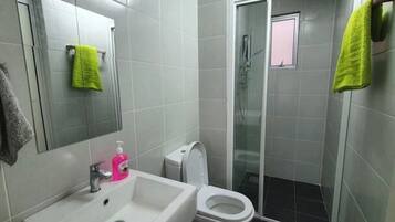 淋浴設備、風筒、坐浴桶、提供毛巾