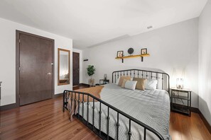 3 bedrooms, desk, WiFi, bed sheets