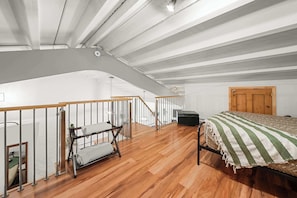 3 bedrooms, desk, WiFi, bed sheets