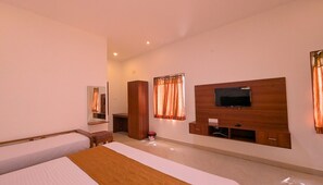 Kamar Double Deluks, 1 Tempat Tidur Double dengan tempat tidur Sofa, pemandangan kota | Setrika/meja setrika, Wi-Fi gratis, dan seprai linen